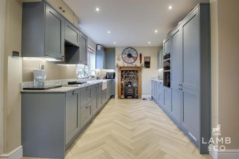 4 bedroom semi-detached house for sale, Thorpe Road, Clacton-On-Sea CO16