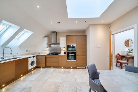 2 bedroom flat for sale, Hartsbourne Road, Bushey WD23