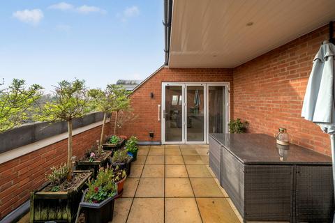 2 bedroom flat for sale, Hartsbourne Road, Bushey WD23