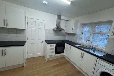 3 bedroom semi-detached house to rent, 3 Bedroom Semi-detached House – Beverley Close, Winchmore Hill N21