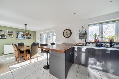 4 bedroom detached house for sale, Lynchet Road, Malpas.