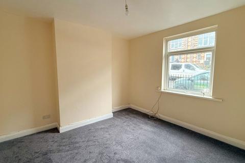 2 bedroom flat to rent, Princes Road East, Torquay, TQ1 1PE