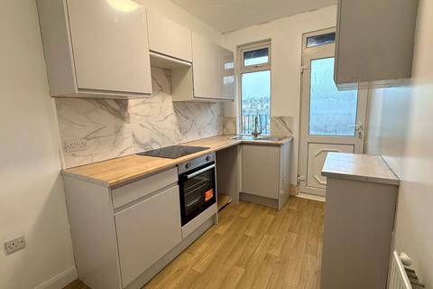 2 bedroom flat to rent, Princes Road East, Torquay, TQ1 1PE