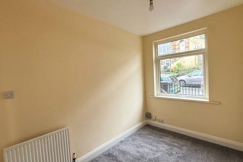 2 bedroom flat to rent, Princes Road East, Torquay, TQ1 1PE
