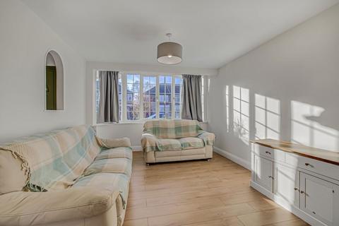 4 bedroom semi-detached house to rent, Colwyn Avenue, Greenford UB6