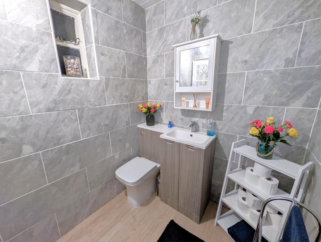 Cloakroom/wc
