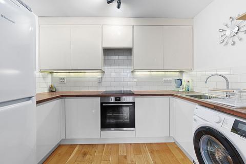2 bedroom flat to rent, Cassland Road, London E9