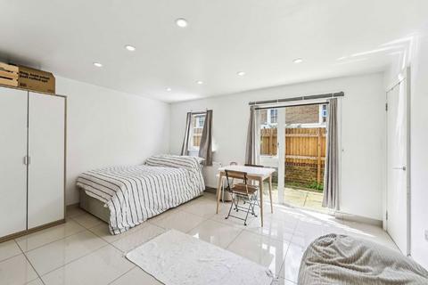 Studio to rent, Cambridge Grove, London W6