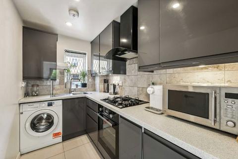 Studio to rent, Cambridge Grove, London W6