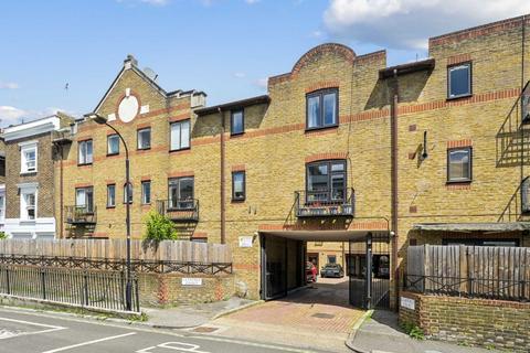 Studio to rent, Cambridge Grove, London W6