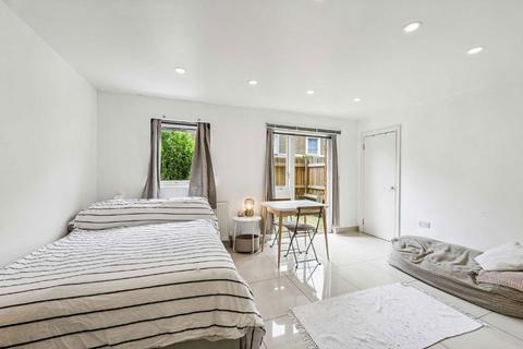 Studio to rent, Cambridge Grove, London W6