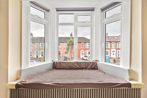 1 bedroom flat for sale, Richmond Road, Ilford