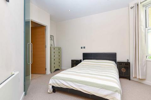 2 bedroom flat to rent, Wendle Square, London SW11