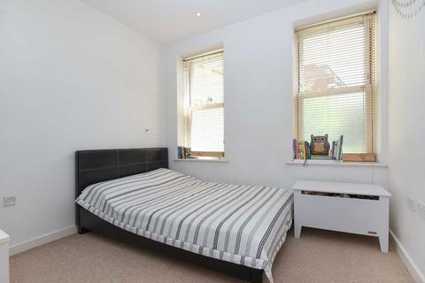 2 bedroom flat to rent, Wendle Square, London SW11