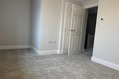 2 bedroom terraced house to rent, Singh Street, Wellington