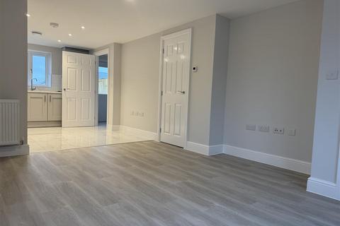 2 bedroom terraced house to rent, Singh Street, Wellington