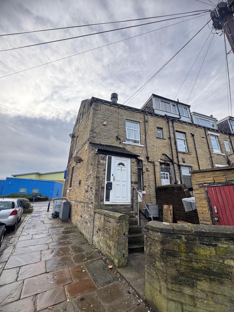 To Let – Spacious Two-Bedroom Flat Above Commer
