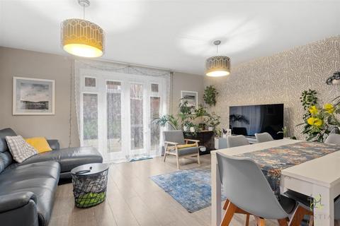 3 bedroom semi-detached house for sale, Crump Way, Evesham WR11