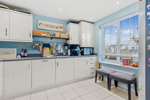 3 bedroom semi-detached house for sale, Crump Way, Evesham WR11