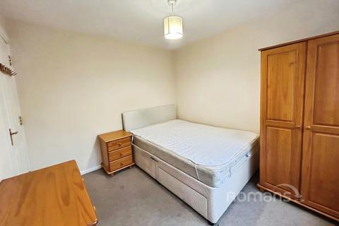 1 bedroom in a house share to rent, Ashdown Avenue, Farnborough, GU14