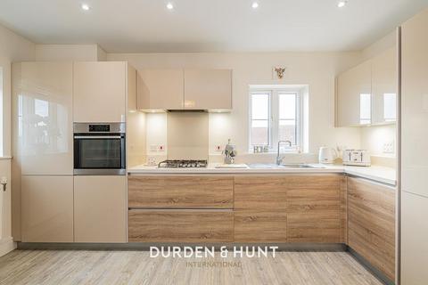 1 bedroom apartment for sale, Foxglove Gardens, Chigwell, IG7