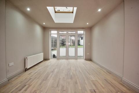 2 bedroom flat to rent, Brookhill Road, EN4