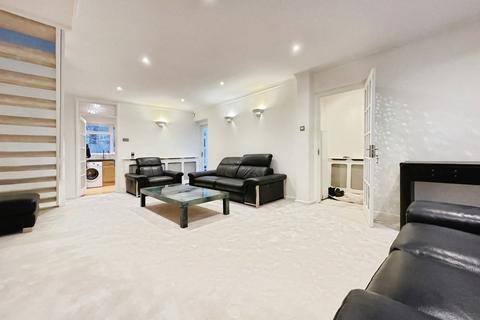 4 bedroom detached house to rent, Badgers Copse, Worcester Park KT4