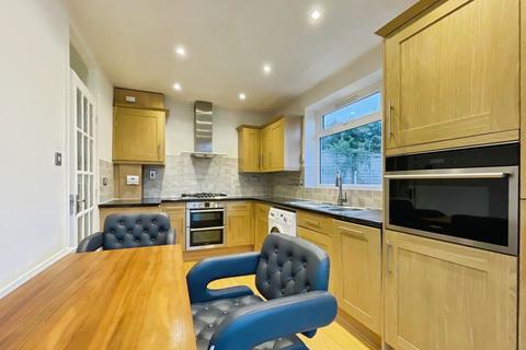 4 bedroom detached house to rent, Badgers Copse, Worcester Park KT4
