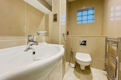 4 bedroom detached house to rent, Badgers Copse, Worcester Park KT4