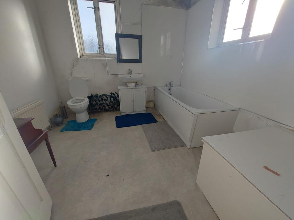 4 bed terraced house to rent Britannia Road, Ilfo