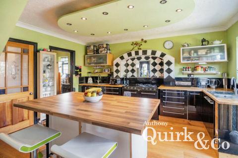 5 bedroom detached house for sale, Waarden Road, Canvey Island, SS8