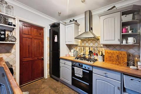 3 bedroom terraced house for sale, The Beaches, Station Road