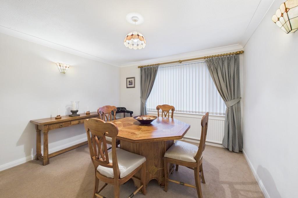 Bedroom 2/ Dining room