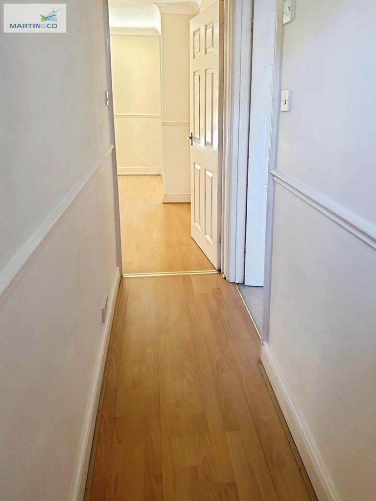 5d40e9ee-Victoria 20place 20hallway
