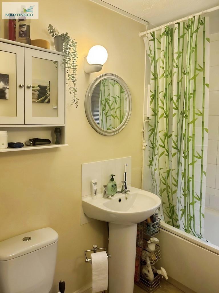 25b7b8c1-Victoria 20 Place 20bathroom