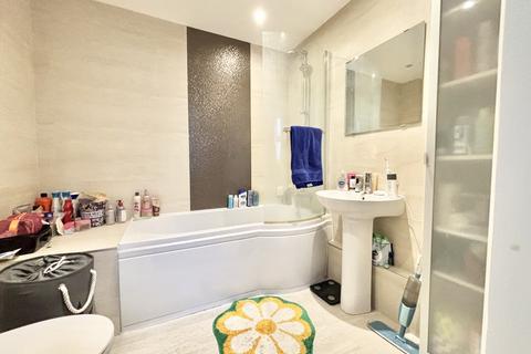 3 bedroom apartment to rent, Grenaby Road, Croydon