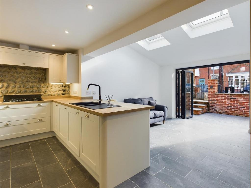 CAM04116 G0-PR0032-STILL002.jpg