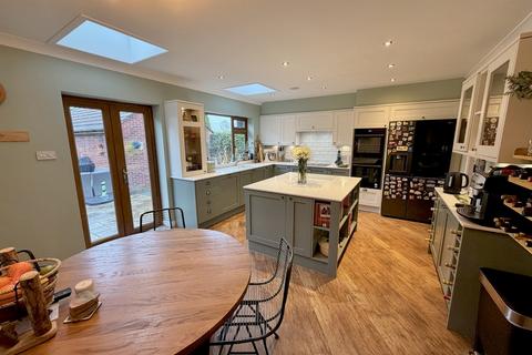 5 bedroom detached house for sale, Wallace Road, Broadstone