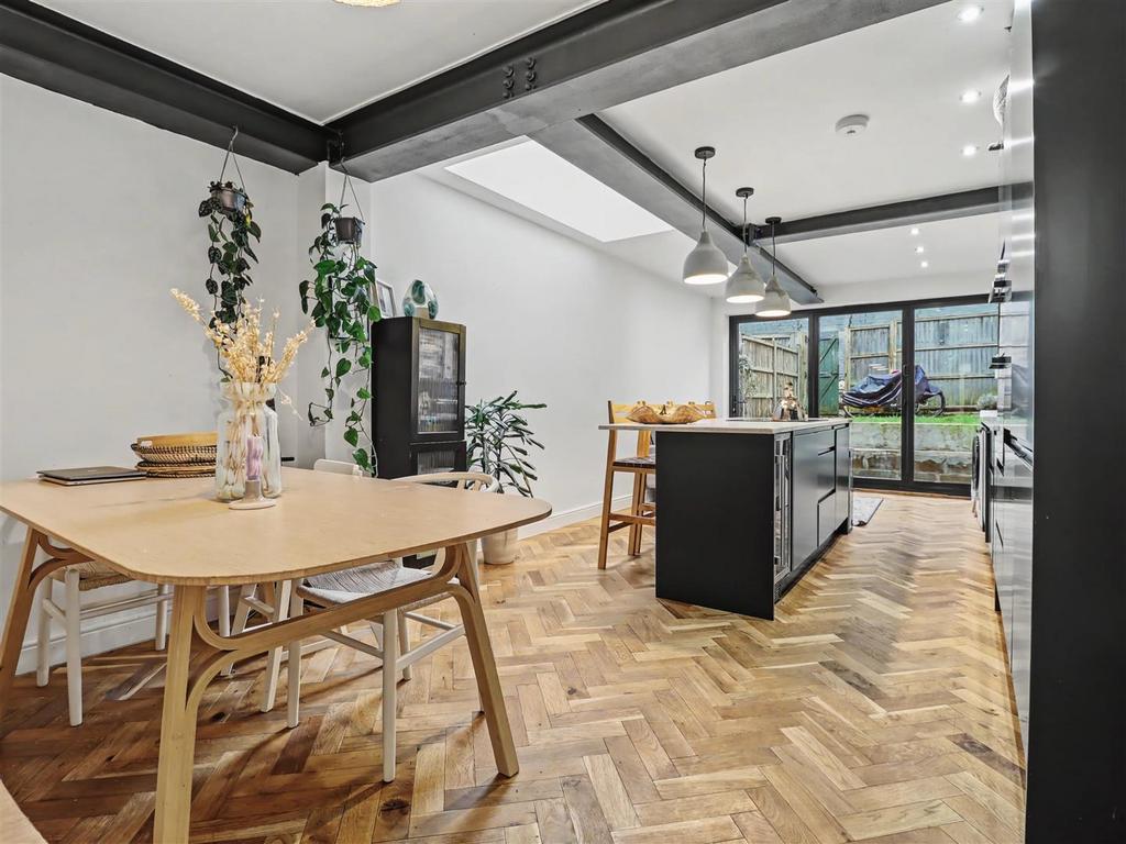 Kitchen/dining/family room