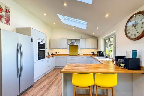 4 bedroom detached house for sale, Beech Road, Alresford