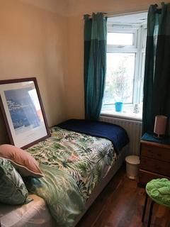1 bedroom in a house share to rent, Mitcham CR4