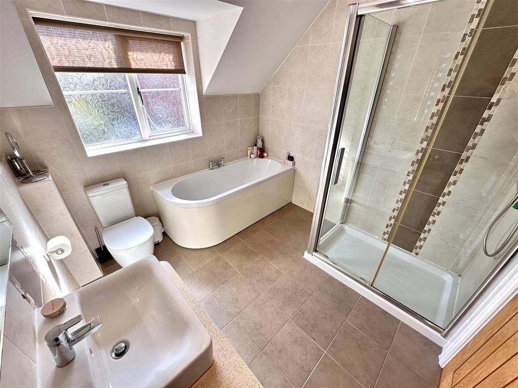 Four-Piece Family Bathroom 562
