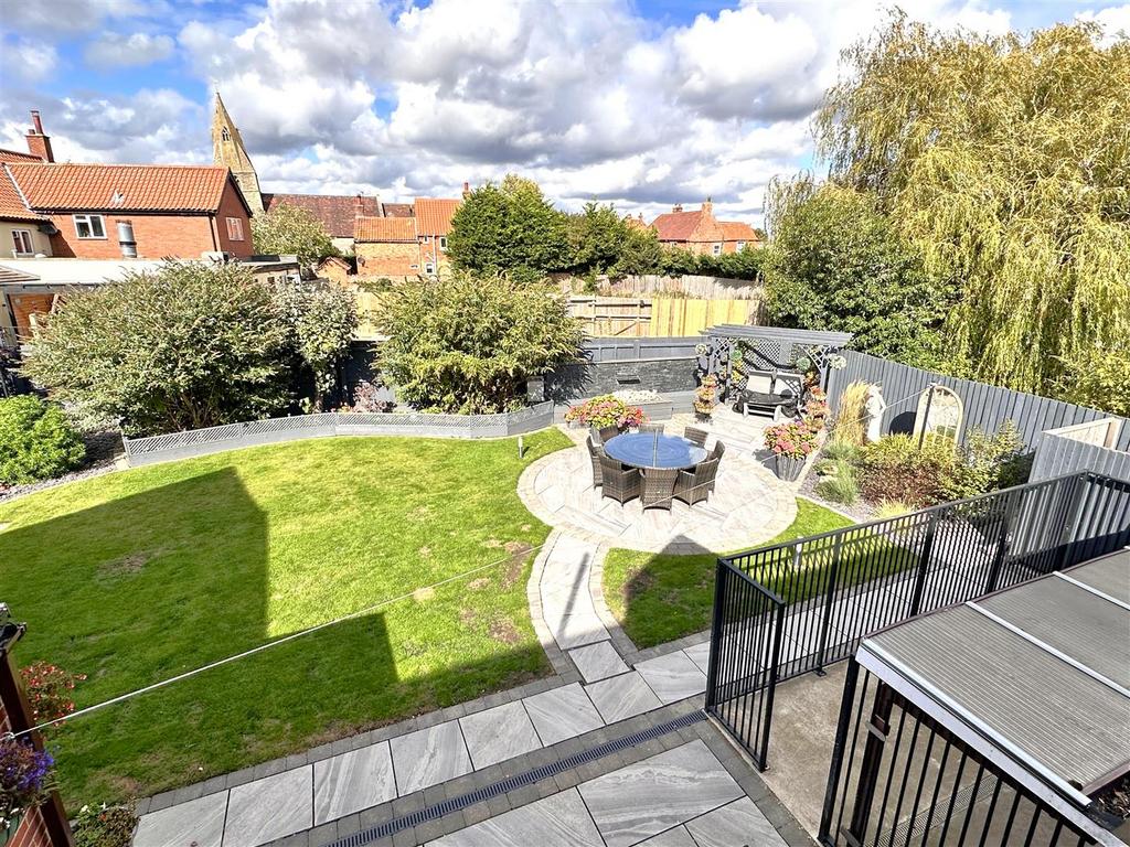 Well-Appointed Private Garden 579