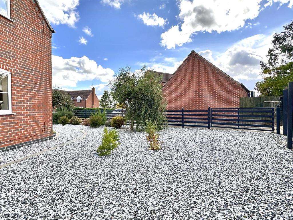 Side Aspect & Additional Gated Driveway 476