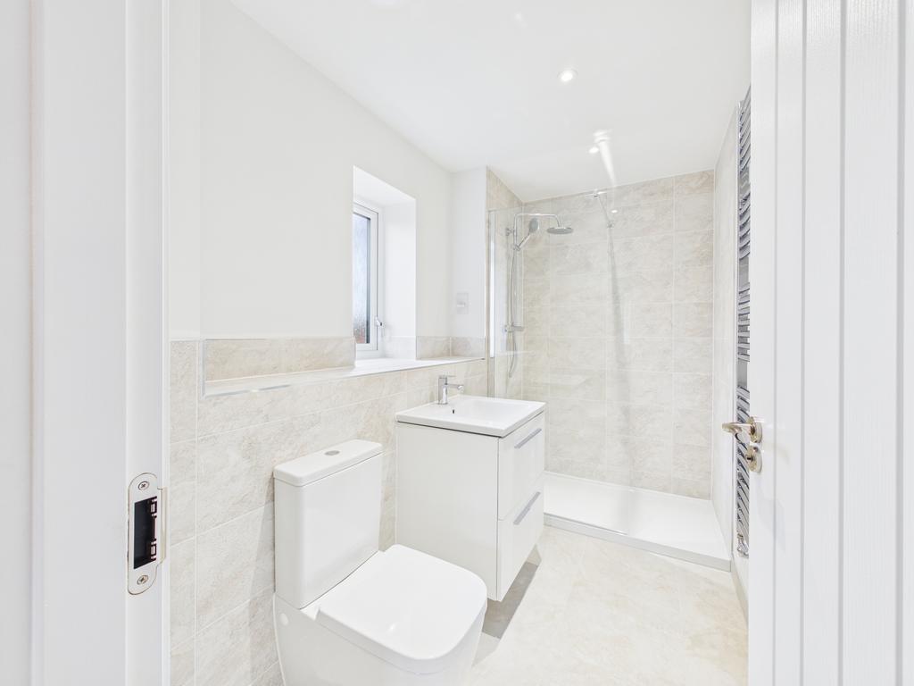 Principal en suite bathroom of Heygate