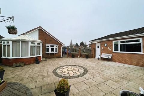 2 bedroom detached bungalow for sale, Oakenhayes Drive, Brownhills, Walsall WS8 7QB