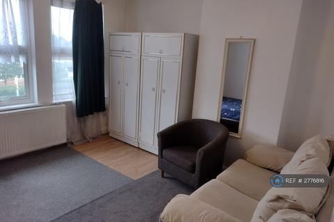 3 bedroom flat to rent, Honeypot Lane, Stanmore, HA7