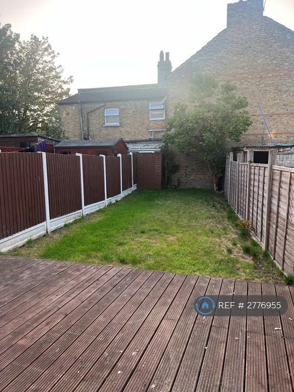 Large Garden Access From Kitchen! Decking &amp; Shed!