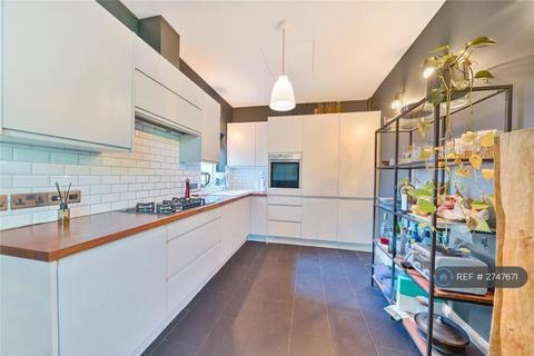2 bedroom flat to rent, High Road, London, N22