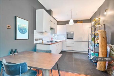 2 bedroom flat to rent, High Road, London, N22